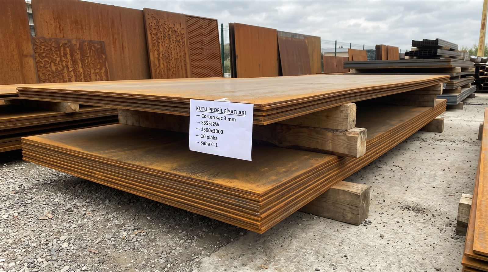 Corten sac 3 mm plaka paketi, pas patinalı yüzey, açık saha