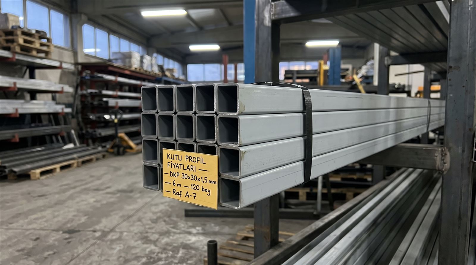 DKP kutu profil 30x30x1,5 mm demeti çelik rafta, mat gri soğuk çekilmiş yüzey
