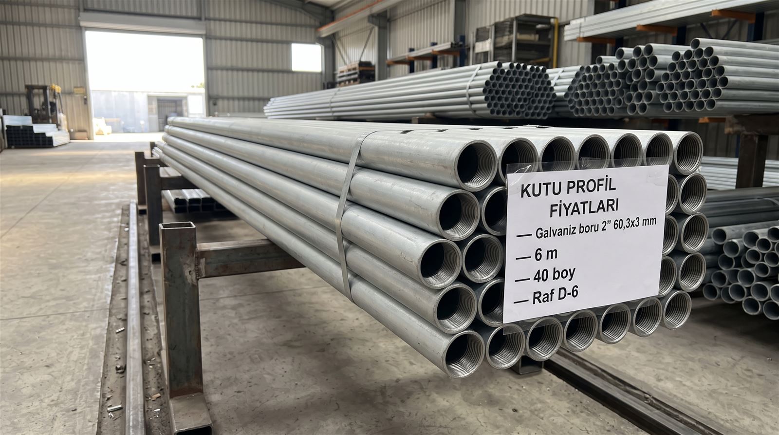 Galvanizli boru 2 inç 60,3x3 mm demeti, dişli uçlu, çelik sehpada