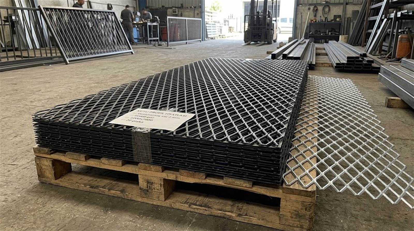 Genişletilmiş sac (expanded metal) plakaları, baklava gözlü açık metal ağ, palet üstünde