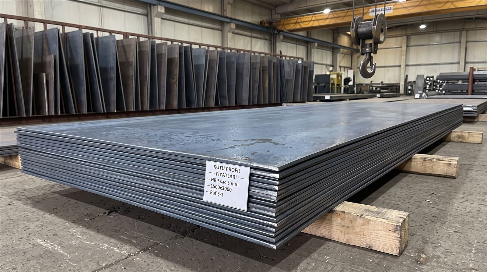 HRP sıcak haddelenmiş sac 3 mm 1500x3000 plaka paketi takozlar üstünde
