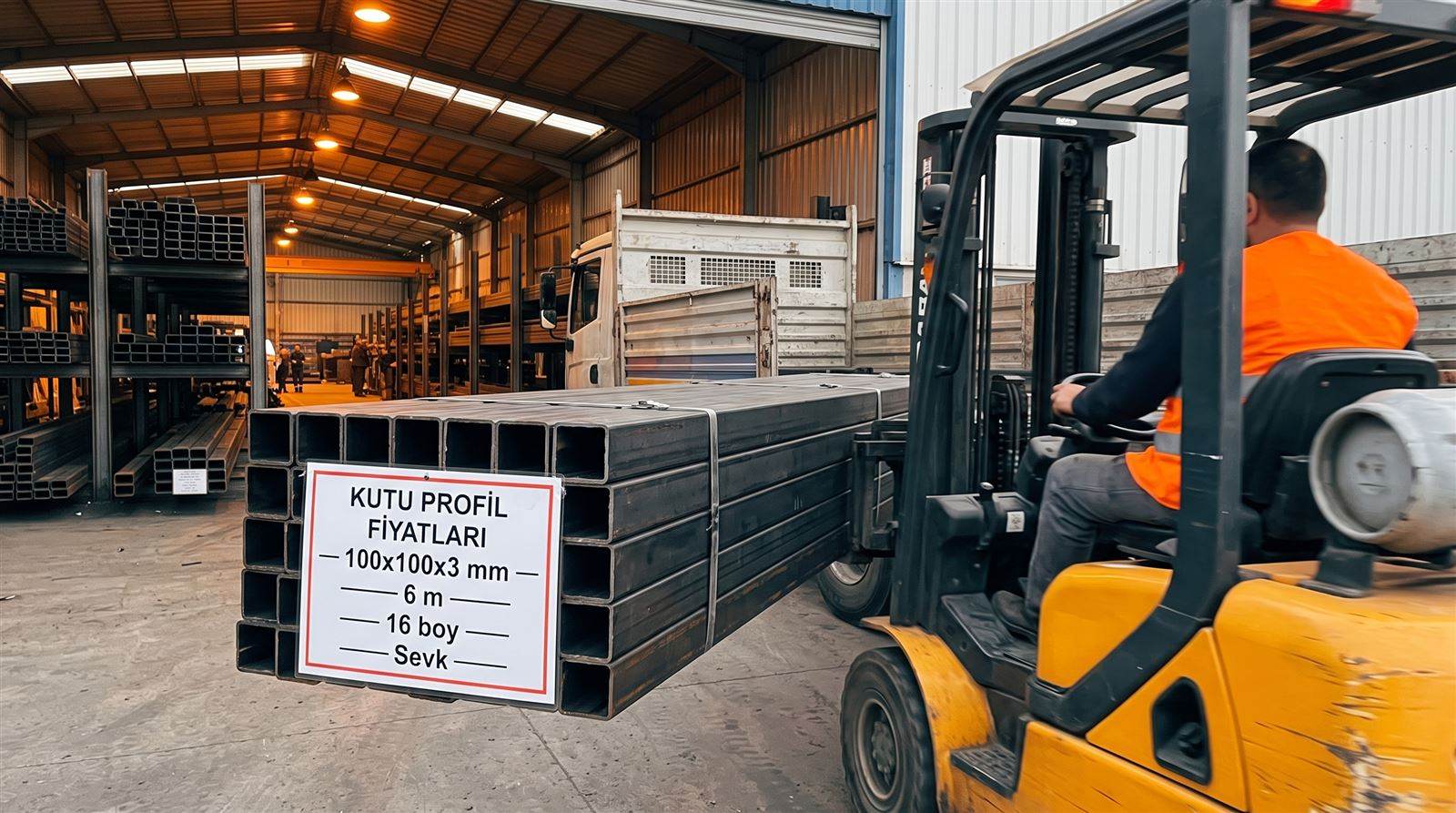Kutu profil 100x100x3 mm paketi forkliftle kamyona yükleniyor