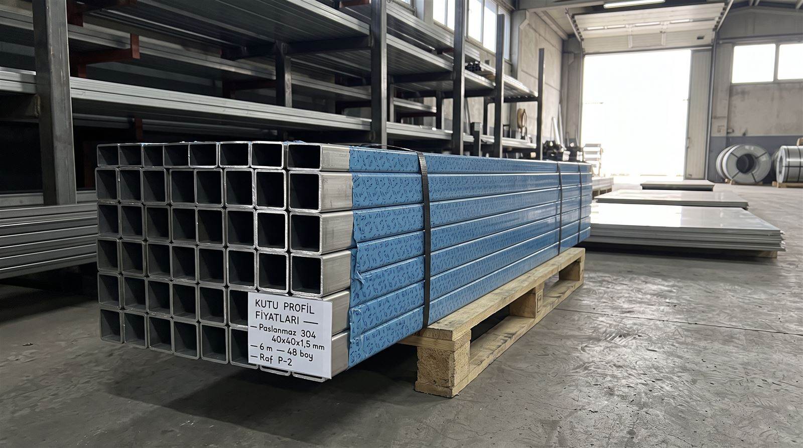 Paslanmaz 304 kutu profil 40x40x1,5 mm demeti, mavi koruyucu filmli, palet üstünde
