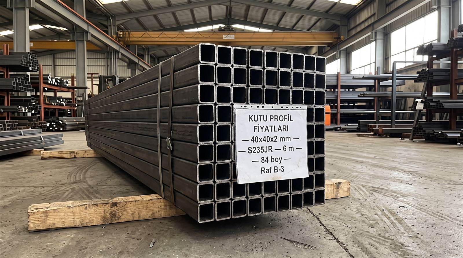 Siyah kutu profil 40x40x2 mm, 6 m boy paketi depoda takozlar üstünde
